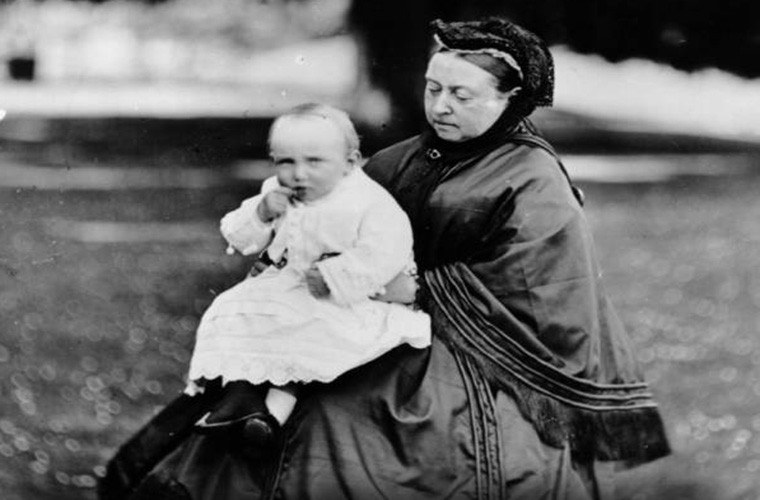 Nữ hoàng Victoria là thành viên Hoàng gia Anh đầu tiên đi du lịch bằng tàu hỏa.