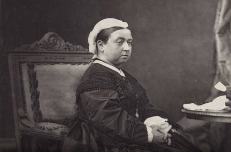 Năm 1880, Nữ hoàng Victoria đã cho người lấy gỗ từ con tàu HMS Resolute nghỉ hưu để làm một chiếc bàn làm việc tặng cho Tổng thống Mỹ khi đó là ông Rutherford Hayes.