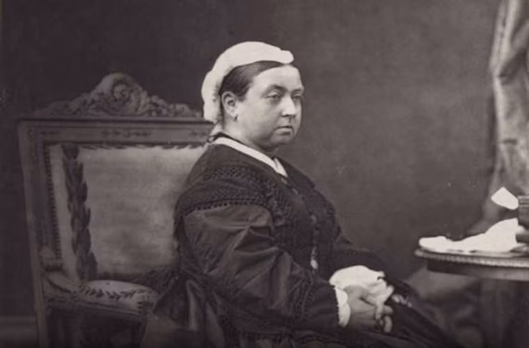 Năm 1880, Nữ hoàng Victoria đã cho người lấy gỗ từ con tàu HMS Resolute nghỉ hưu để làm một chiếc bàn làm việc tặng cho Tổng thống Mỹ khi đó là ông Rutherford Hayes.