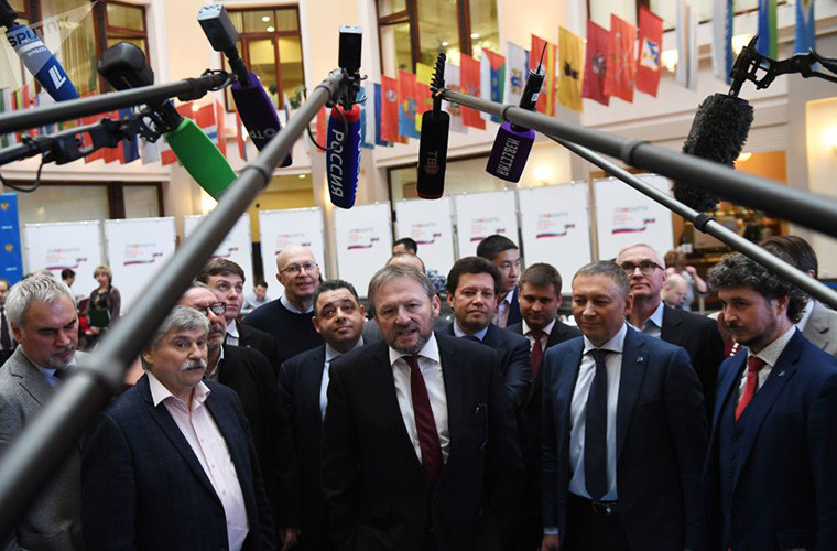 Ông Boris Titov sinh ngày 24/12/1960 tại thủ đô Moscow. Ông tốt nghiệp Khoa Kinh tế của Học viện Quan hệ Quốc tế Moscow vào năm 1983.