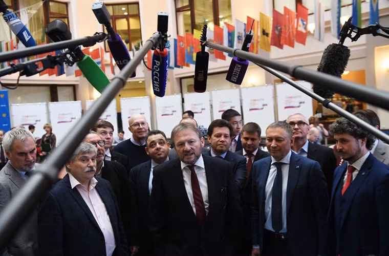 Ông Boris Titov sinh ngày 24/12/1960 tại thủ đô Moscow. Ông tốt nghiệp Khoa Kinh tế của Học viện Quan hệ Quốc tế Moscow vào năm 1983.