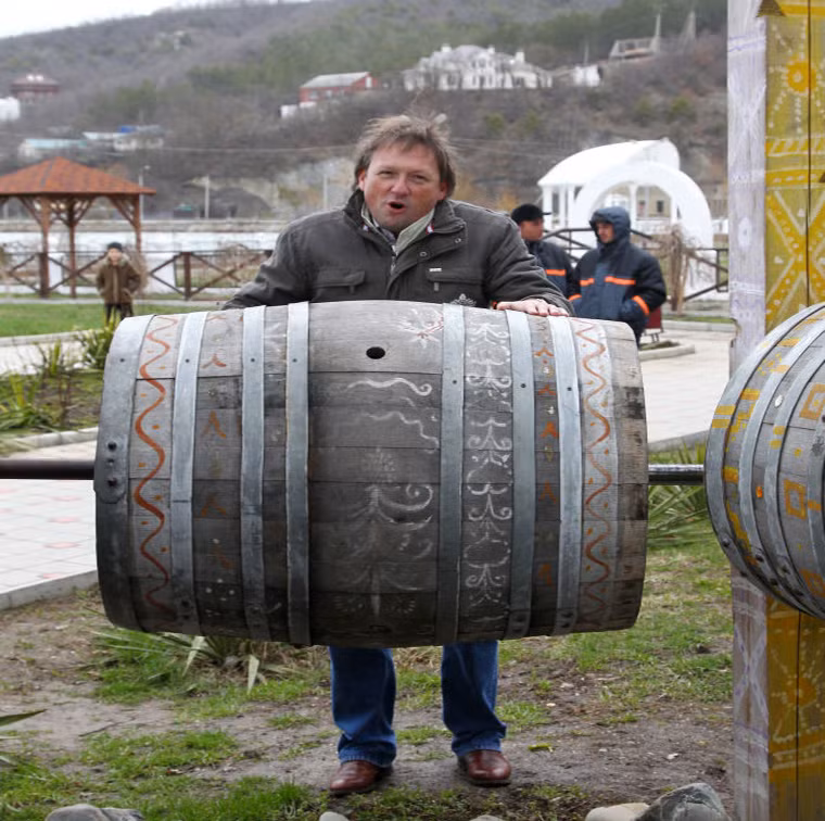 Bức ảnh chụp Boris Titov tại nhà máy rượu của ông. Theo thống kê vào năm 2006 tài sản của ông Boris Titov ước tính lên đến hơn 1 tỷ USD.