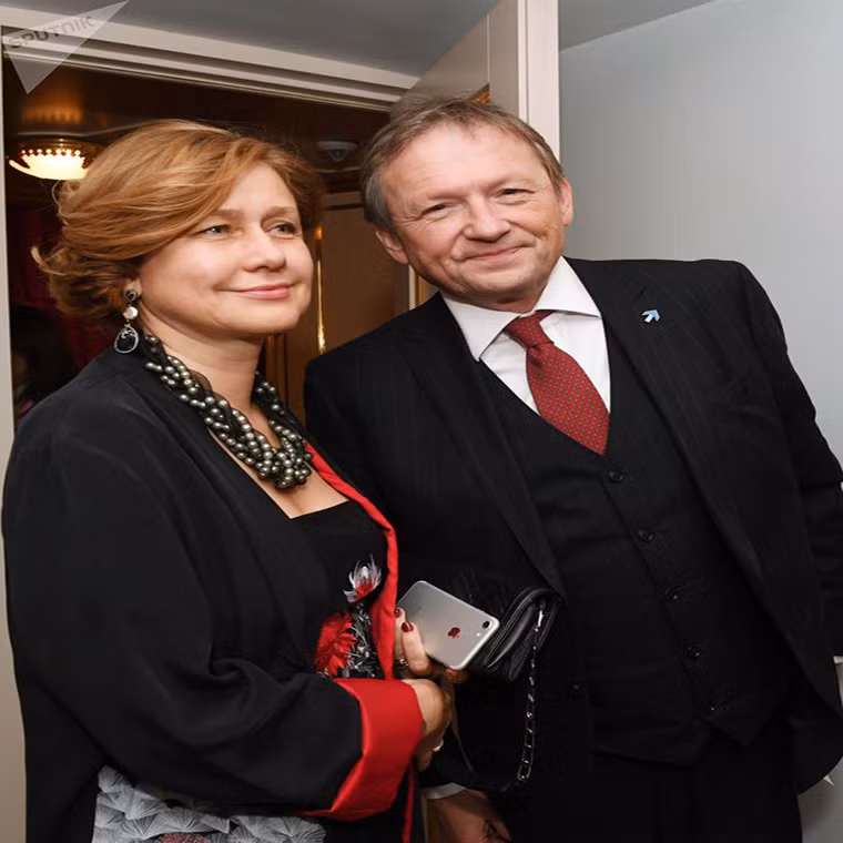 Ông Boris và vợ, bà Elena, tham dự một sự kiện tại nhà hát Bolshoi ở thủ đô Moscow, năm 2017.