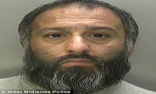 Gã chồng nghiện cờ bạc Parvez đã đâm chết vợ trong lúc cãi vã. Ảnh: DM.