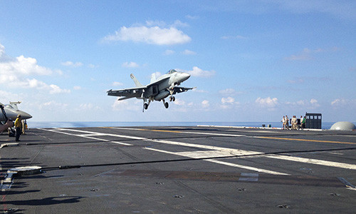 Tiêm kích F-18 cất cánh từ tàu sân bay USS John C. Stennis ngày 15/4/2016. Ảnh: AP.