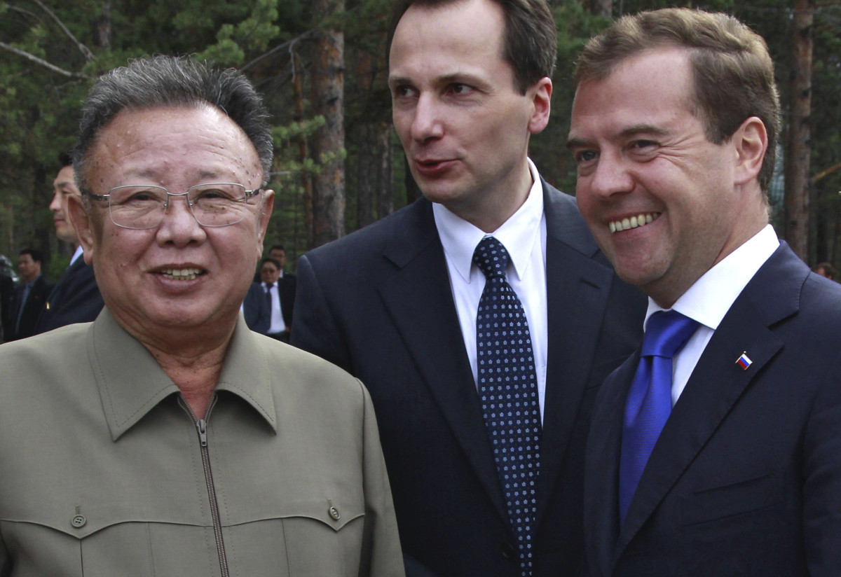 Cố chủ tịch Kim Jong-il trong chuyến thăm chính thức Nga vào tháng 8/2011, trong ảnh Tổng thống Nga Dmitry Medvedev. Ảnh: AP.