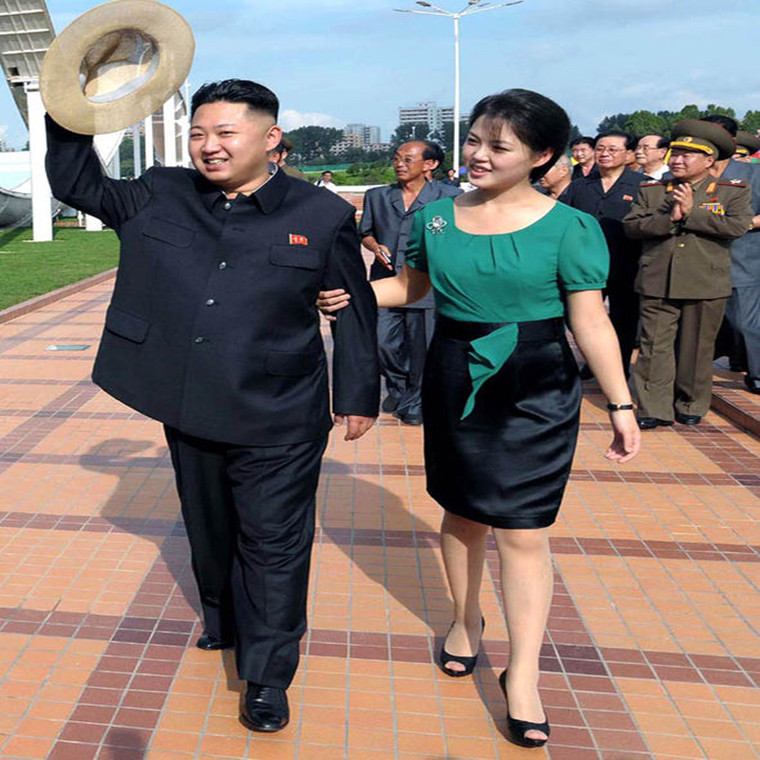 “Có khả năng ông Kim Jong-un đã chọn Ri làm vợ sau khi xem một buổi biểu diễn của bà tại phòng hòa nhạc”, tờ báo Chosun Ilbo đưa tin vào thời điểm đó. Bà Ri Sol-ju được nhìn thấy lần đầu tiên xuất hiện cạnh lãnh đạo Kim Jong-un tại một sự kiện vào mùa hè năm 2012. Ảnh: EPA.
