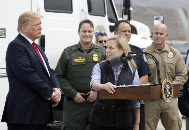 Bộ trưởng An ninh Nội địa Mỹ Kirstjen Nielsen phát biểu khi đứng cạnh Tổng thống Trump tại San Diego.