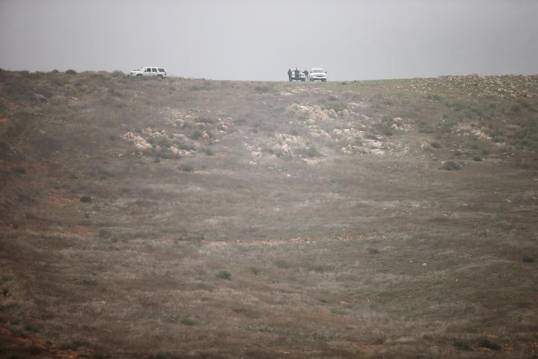 Lực lượng biên phòng Mỹ đứng trên một đỉnh đồi gần biên giới Mỹ-Mexico nhìn từ Tijuana, Mexico.