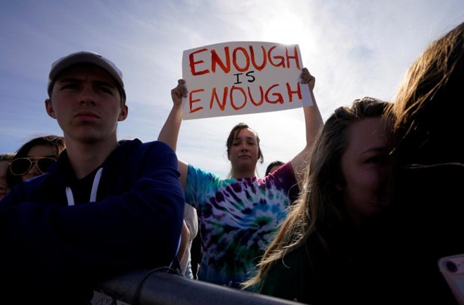 Súng đạn luôn là một chủ đề nóng tại Mỹ, khi không chỉ có những vụ xả súng thương tâm xảy ra tại các trường học mà còn có cả những vụ thảm sát kinh hoàng như vụ tại Las Vegas tháng 10-2017 tại một nhạc hội khiến hàng trăm người thương vong, đi vào lịch sử nước Mỹ như vụ xả súng đẫm máu nhất từng xảy ra