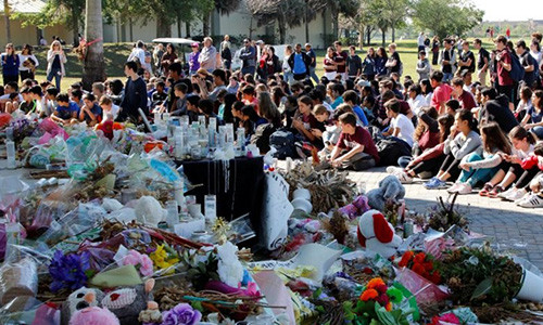 Ngoài xuống đường biểu tình, trong ngày 14-3, học sinh tại nhiều thành phố trên khắp nước Mỹ cũng mặc niệm tưởng nhớ 14 học sinh và 3 nhân viên của trường trung học Marjory Stoneman Douglas ở Parkland đã thiệt mạng trong vụ xả súng đúng vào ngày lễ Valentine 14-2.