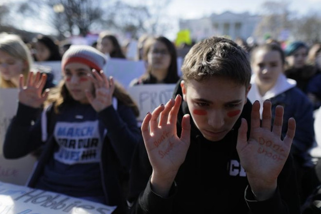 Những vụ xả súng, đặc biệt là tại trường học gây tâm lý hoang mang không chỉ cho học sinh, phụ huynh mà còn cả những giáo viên và nhân viên giáo dục tại đây. Tính mạng và sự an toàn của bản thân và những người mà các giáo viên chịu trách nhiệm giáo dục và bảo vệ luôn có nguy cơ bị đe dọa bởi những kẻ "không biết từ đâu" và điên cuồng nã đạn