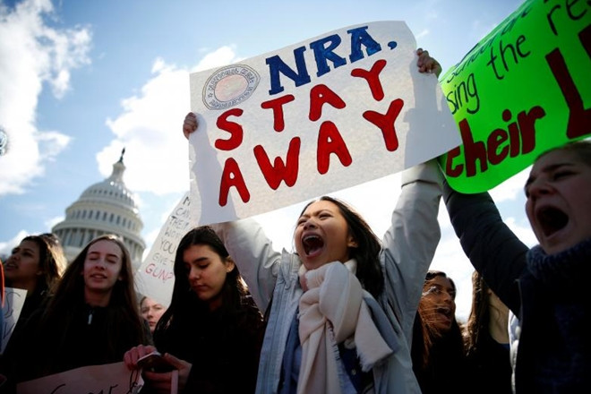 Ngày 14/3, học sinh trên khắp nước Mỹ đã đồng loạt nghỉ học và xuống đường tuần hành nhằm kêu gọi hành động chống lại bạo lực súng đạn sau vụ xả súng đẫm máu tại một trường trung học ở Parkland, bang Florida đúng một tháng trước. (Nguồn ảnh: Reuters)