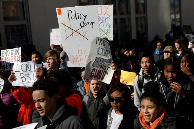 Tổng thống Donald Trump đã tuyên bố sẽ "cấp súng cho giáo viên trung học" để đảm bảo an toàn cho những học sinh và cả giáo viên tại các trường trung học