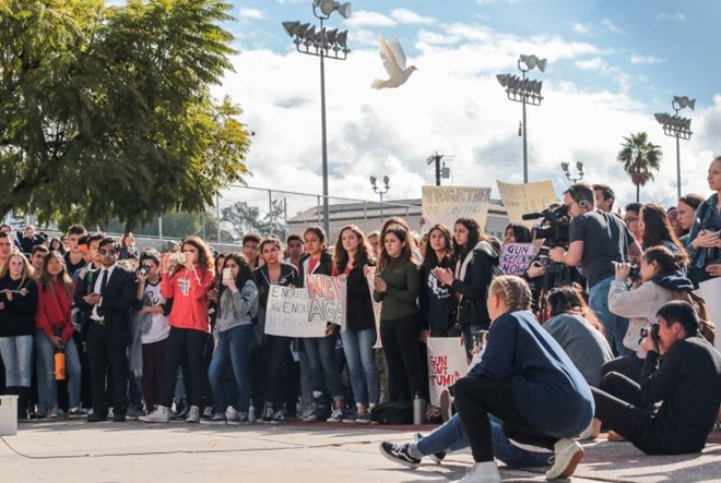 Tại La Crescenta, California, nhiều học sinh cũng xuống đường biểu tình, đồng thời thả chim bồ câu trắng, biểu tượng hòa bình với hy vọng những sự việc đáng tiếc sẽ không xảy đến với họ một lần nữa