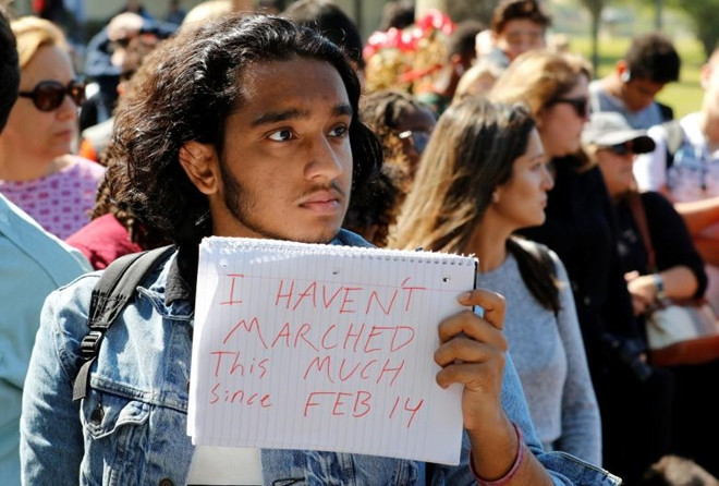 Valentine năm 2018 được coi là Lễ Tình nhân đen tối nhất đối với học sinh trung học trên toàn nước Mỹ bởi vụ xả súng tại Florida. Cá biệt, vụ tại Florida không phải là duy nhất và cũng chưa phải là cuối cùng. Cơ quan chức năng ghi nhận và giải quyết hàng chục vụ xả súng trường học mỗi năm tại Mỹ.