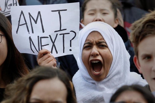 Một học sinh Mỹ gốc Hồi giáo giương cao khẩu hiệu "Tôi sẽ là nạn nhân tiếp theo?", một hình ảnh ấn tượng được ghi lại trong bối cảnh nạn phân biệt chủng tộc và tôn giáo ở Mỹ có dấu hiệu gia tăng, kèm theo đó là nạn xả súng học đường dẫn đến nhiều sự vụ thương tâm