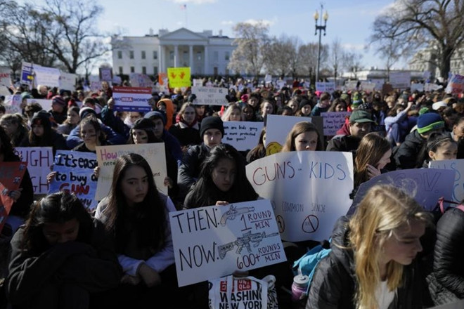 Tuy nhiên, ý tưởng này của ông Trump lại gây ra nhiều phản ứng trái chiều khi có nhiều người nghĩ rằng điều nên làm là "cấm súng" chứ không phải là "cấp súng" dù là cho bất kỳ ai