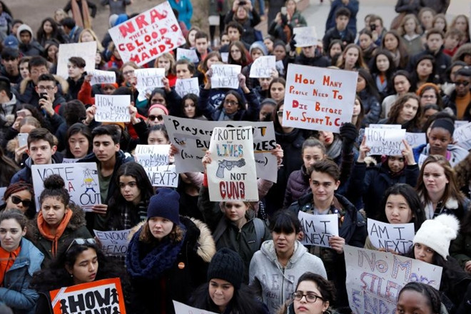 Cuộc biểu tình quy mô toàn nước Mỹ này được tổ chức đúng một tháng sau vụ Nikolas Cruz, 19 tuổi, một học sinh cũ của trường trung học Marjory Stoneman Douglas ở Parkland, dùng khẩu súng trường AR-15 tấn công các lớp học. Sau khi gây án, Cruz bỏ trốn trước khi bị bắt tại một thị trấn cách ngôi trường này khoảng 1,6 km và được chuyển tới bệnh viện để điều trị một số vết thương nhẹ. Trước đó, tên này đã bị đuổi học vì vi phạm kỷ luật.