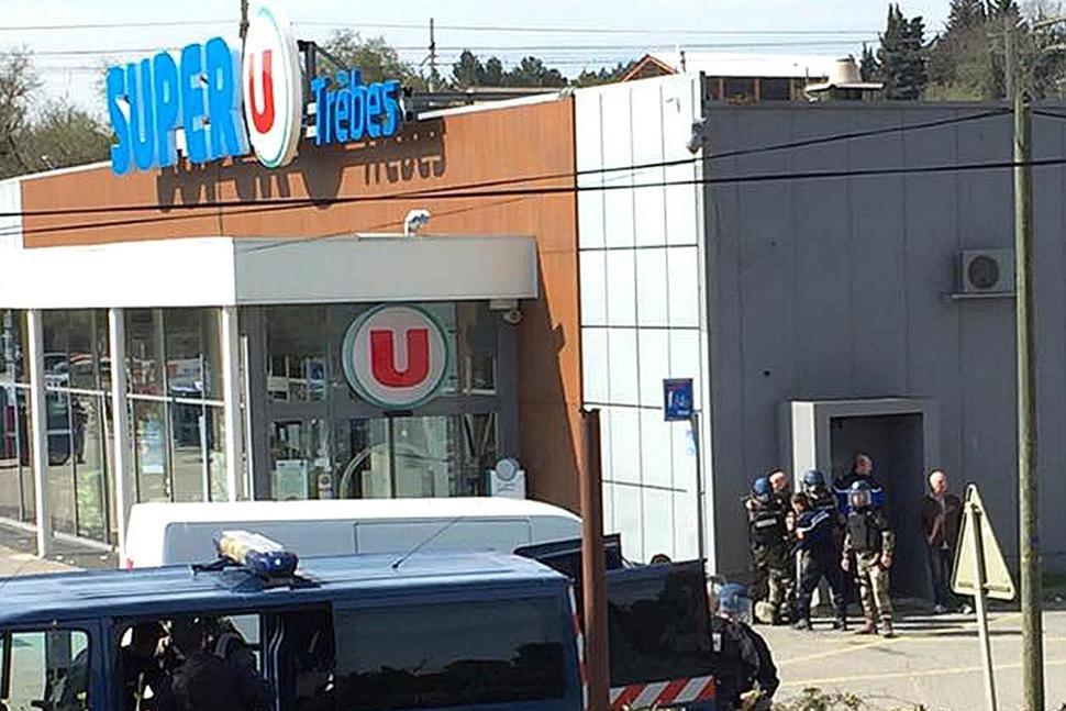 Vụ bắt cóc con tin tại Pháp xảy ra trong siêu thị Super U ở Trebes vào khoảng 12h ngày 23/3 (giờ địa phương). Khi đó, một người đàn ông mang theo vũ khí đã xông vào siêu thị, bắt giữ con tin và cố thủ trong đó. Ảnh: AP.