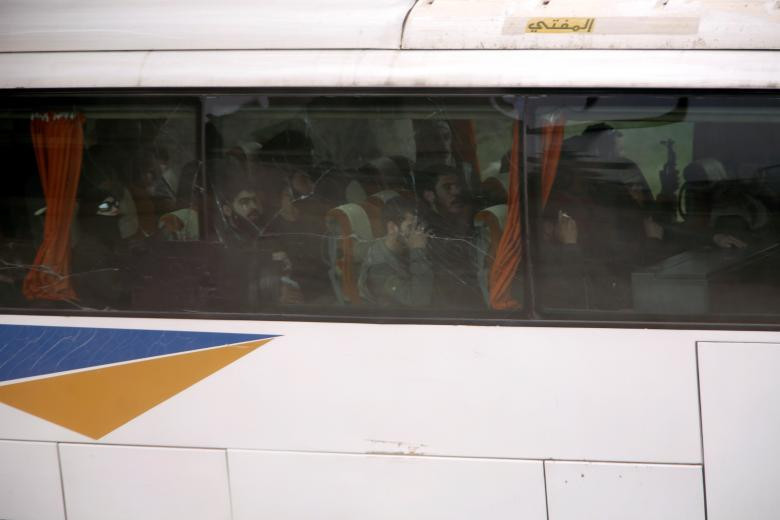 Cận cảnh đoàn xe chở phiến quân Syria rút chạy khỏi Đông Ghouta - Hình 3 Can canh doan xe cho phien quan Syria rut chay khoi Dong Ghouta-Hinh-3