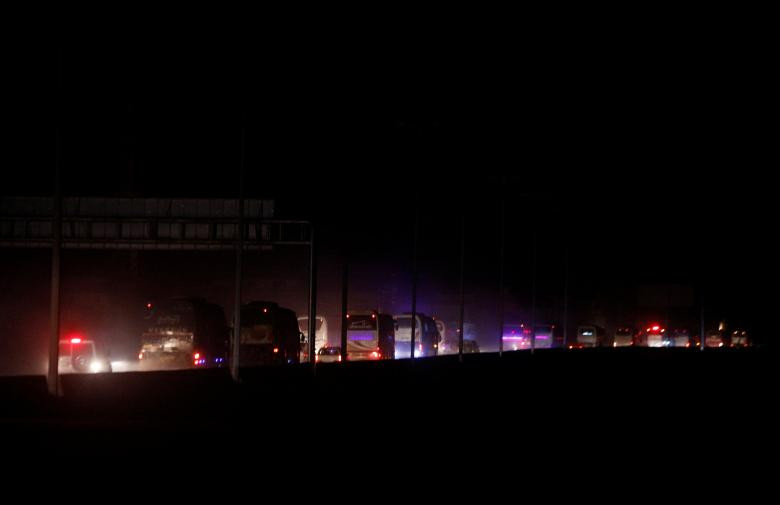 Cận cảnh đoàn xe chở phiến quân Syria rút chạy khỏi Đông Ghouta - Hình 7 Can canh doan xe cho phien quan Syria rut chay khoi Dong Ghouta-Hinh-7