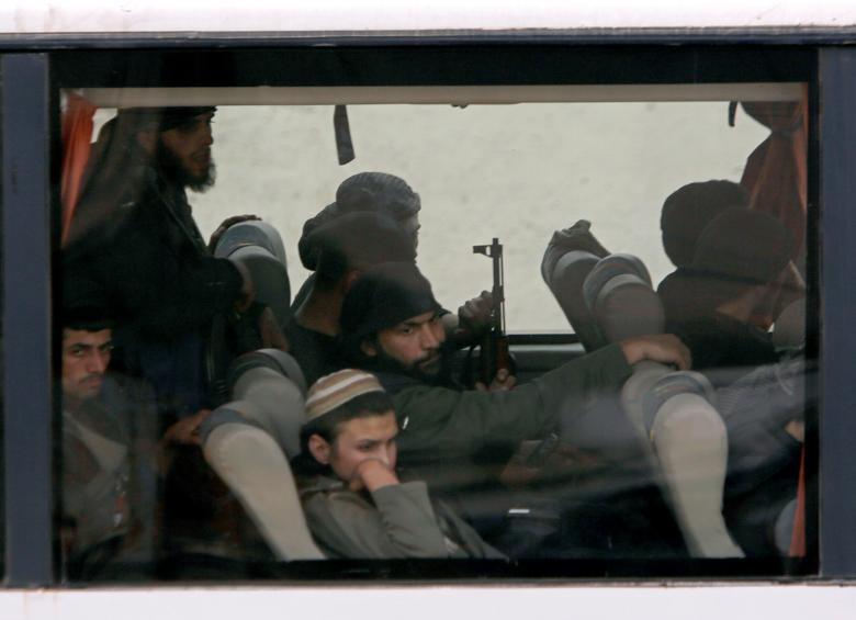 Cận cảnh đoàn xe chở phiến quân Syria rút chạy khỏi Đông Ghouta - Hình 6 Can canh doan xe cho phien quan Syria rut chay khoi Dong Ghouta-Hinh-6