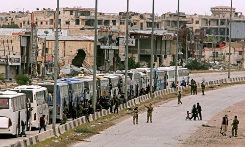 Cận cảnh đoàn xe chở phiến quân Syria rút chạy khỏi Đông Ghouta - Hình 4 Can canh doan xe cho phien quan Syria rut chay khoi Dong Ghouta-Hinh-4