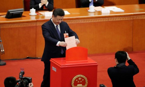 Chủ tịch Trung Quốc Tập Cận Bình bỏ phiếu thông qua sửa đổi trong Hiến pháp. Ảnh: Reuters.