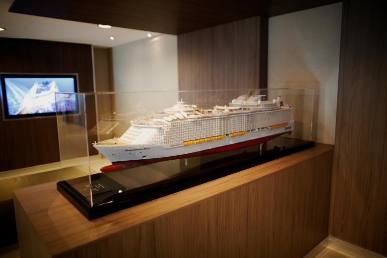 Một mô hình siêu du thuyền Symphony of the Seas được đặt trong phòng của du thuyền này.