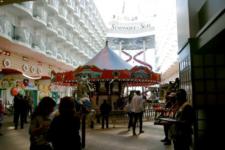 Nhà máy đóng tàu STX của Pháp vừa bàn giao siêu du thuyền lớn nhất thế giới “Symphony of the Seas” cho Tập đoàn Tàu biển Royal Caribbean có trụ sở tại Mỹ. Du thuyền này nặng 228.000 tấn, dài 362 mét và đủ sức chứa lên tới 8.000 người. (Nguồn ảnh: Reuters)