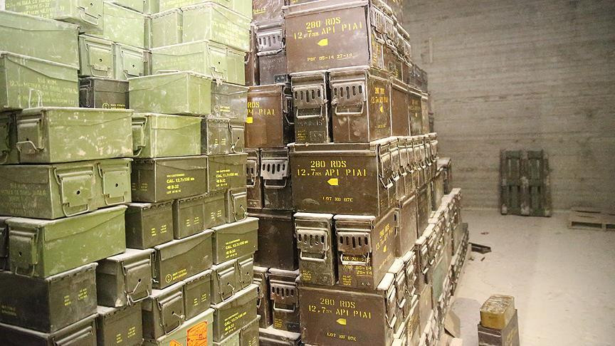 Quân đội Thổ Nhĩ Kỳ chiếm được kho vũ khí, đạn dược mà người Kurd bỏ lại ở Afrin. Ảnh: Twitter.