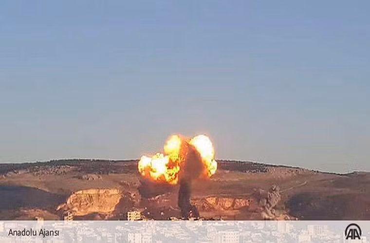 Vụ tấn công của Ankara được cho là nhằm trả đũa việc NDF hỗ trợ lực lượng dân quân người Kurd YPG đập tan cuộc tấn công trước đó của nhóm phiến quân do Ankara hậu thuẫn ở huyện Rajou, Afrin. Ảnh: Twitter.