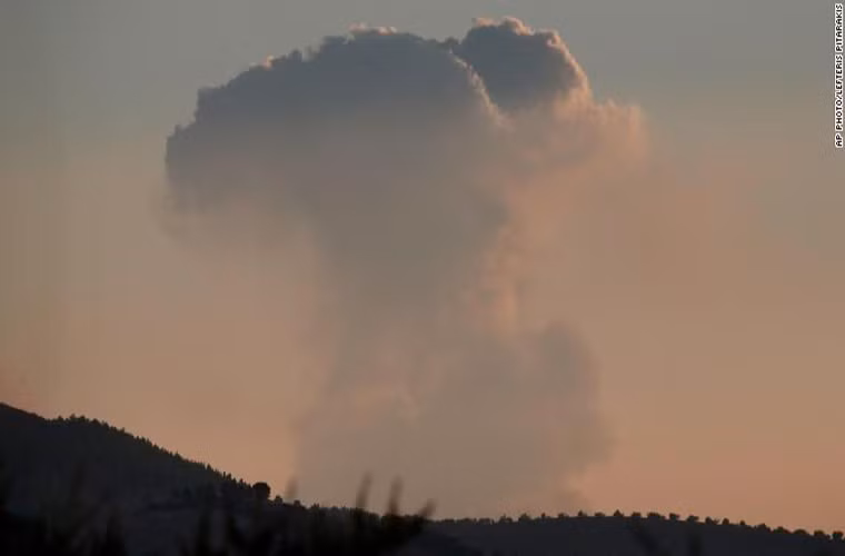 “Ngoài ra, ít nhất 19 binh sĩ vẫn mất tích sau vụ không kích của Thổ Nhĩ Kỳ nhằm vào Lực lượng Phòng vệ Quốc gia (NDF) tại thị trấn Sharan thuộc vùng Afrin”, nguồn tin cho hay. Ảnh: CNN.