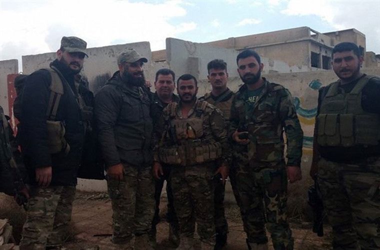 “Các binh sĩ Syria tái chiếm nhiều khu vực mới ở trang trại Harasta sau các cuộc giao tranh ác liệt với phiến quân HTS. Ngoài ra, tuyến đường chiến lược Harasta-Douma nằm sâu trong khu vực Đông Ghouta cũng đã rơi vào tay chính phủ Damascus”, tờ báo al-Watan đưa tin ngày 1/3. Ảnh: FNA.