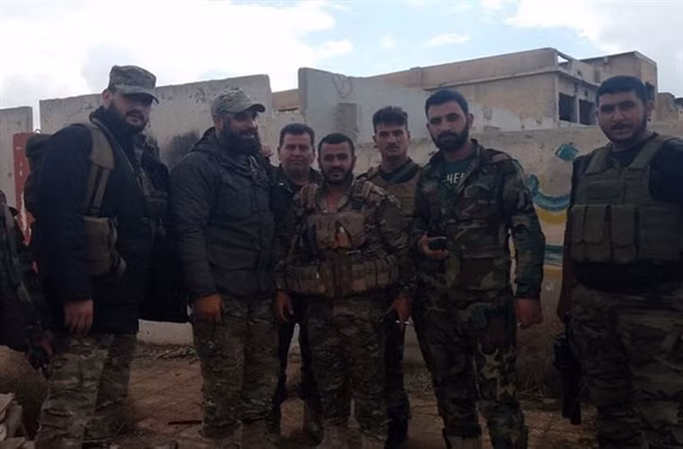 “Các binh sĩ Syria tái chiếm nhiều khu vực mới ở trang trại Harasta sau các cuộc giao tranh ác liệt với phiến quân HTS. Ngoài ra, tuyến đường chiến lược Harasta-Douma nằm sâu trong khu vực Đông Ghouta cũng đã rơi vào tay chính phủ Damascus”, tờ báo al-Watan đưa tin ngày 1/3. Ảnh: FNA.