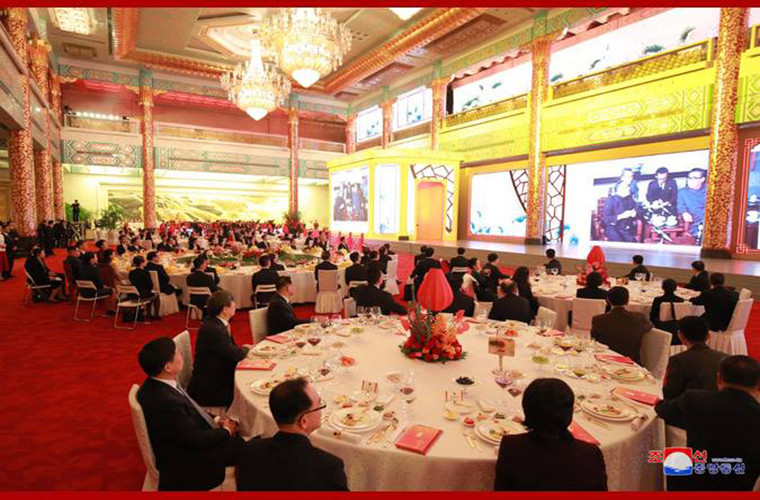 Đông đảo quan khách dự buổi tiệc chiêu đãi vợ chồng ông Kim Jong-un tại Trung Quốc.