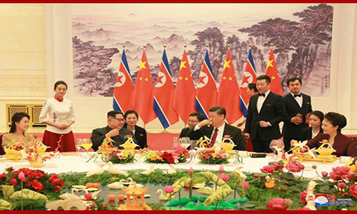 Chủ tịch Trung Quốc Tập Cận Bình và phu nhân, bà Bành Lệ Viện (ngoài cùng bên phải), ngồi cùng bàn tiệc với lãnh đạo Triều Tiên Kim Jong-un và phu nhân Ri Sol-ju (ngoài cùng bên trái).