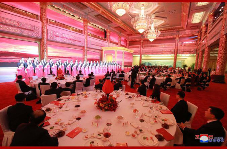 Các vị quan khách vừa dự tiệc vừa thưởng thức các tiết mục biểu diễn nghệ thuật.