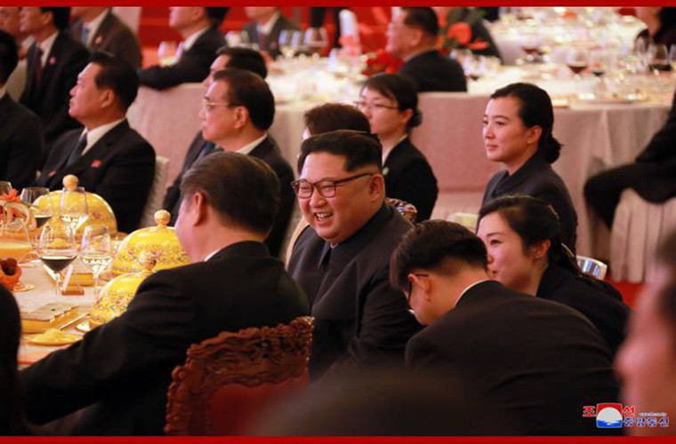 Nhà lãnh đạo Triều Tiên Kim Jong-un cười tươi khi ngồi cạnh Chủ tịch Tập Cận Bình trong buổi tiệc.