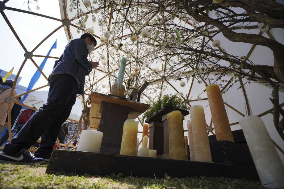 Người đàn ông tham dự buổi lễ tưởng niệm các nạn nhân trong trận động đất-sóng thần ngày 11/3/2011, tại thủ đô Tokyo hôm nay. Ảnh: AP.