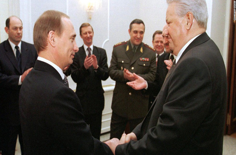 Sau khi Tổng thống Yeltsin từ chức vào tháng 12/1999, ông Putin được chỉ định trở thành tổng thống lâm thời của nước Nga. Ảnh: Ông Boris bắt tay quyền Tổng thống Putin trong buổi lễ chia tay tại Điện Kremlin ở thủ đô Moscow hồi tháng 12/1999. Ảnh: CNN.