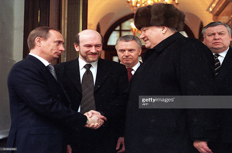 Ông Boris (phải) bắt tay Thủ tướng, quyền Tổng thống Nga khi đó Vladimir Putin (trái) khi rời khỏi văn phòng ở Điện Kremlin ngày 31/12/1999. Ảnh: Getty Images.