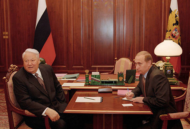 Tổng thống Nga khi đó Boris Yeltsin (trái) và Thủ tướng Putin trong văn phòng ngày 13/10/1999. Ảnh: Getty.