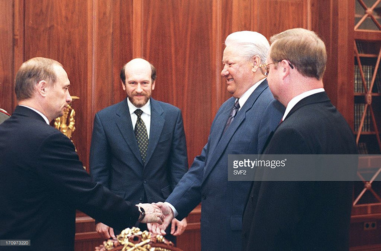 Tháng 8/1999 có thể được coi là dấu mốc “bước ngoặt” trong sự nghiệp chính trị của Tổng thống Putin với việc Tổng thống Nga khi đó là Boris Yeltsin (thứ hai từ phải sang) bổ nhiệm ông Putin làm Thủ tướng thay thế cho ông Sergei Stepashin (ngoài cùng bên phải). Ảnh: Ông Putin (trái) bắt tay ông Boris vào ngày 9/8/1991. Ảnh: Getty Images.