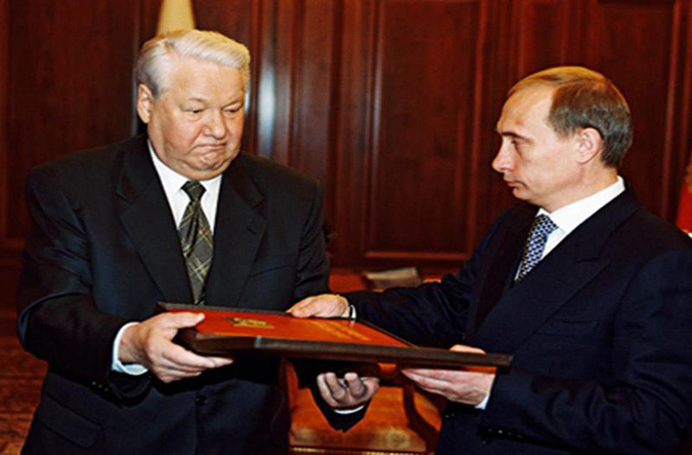 Ông Boris Yeltsin trao một bản sao Hiến pháp Nga cho ông Putin ngày 21/12/1999. Ảnh: Wikimedia Commons.