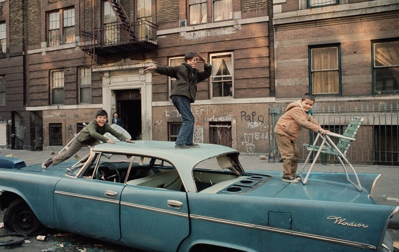 Những đứa trẻ chơi đùa trên một chiếc ô tô ở Bronx, New York, hồi đầu những năm 1970.