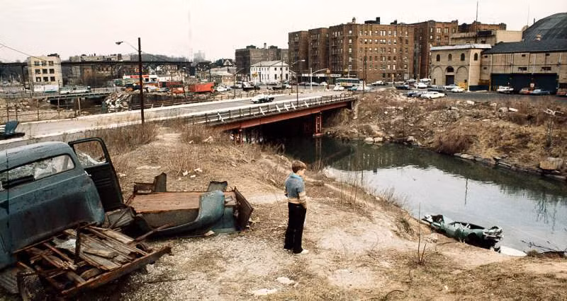 Sông Bronx từng là nơi "tiếp nhận" nước thải công nghiệp. Mãi đến năm 2007, tình trạng này mới được chấm dứt.