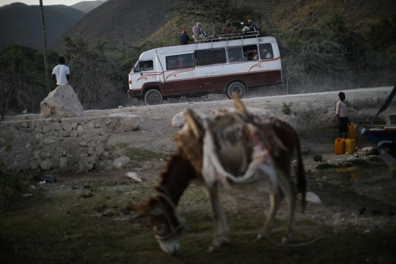 Chiếc xe buýt di chuyển trên một con đường ở ngoại ô Fond Parisien ngày 19/3.