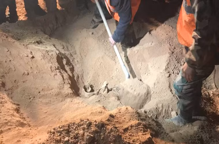 Cũng tại chiến trường Đông Ghouta, Quân đội Syria đã phát hiện một ngôi mộ tập thể chứa hàng chục thi thể dân thường và binh sĩ được cho là đã bị các tay súng khủng bố giết hại trong các cuộc giao tranh Ảnh: FNA.